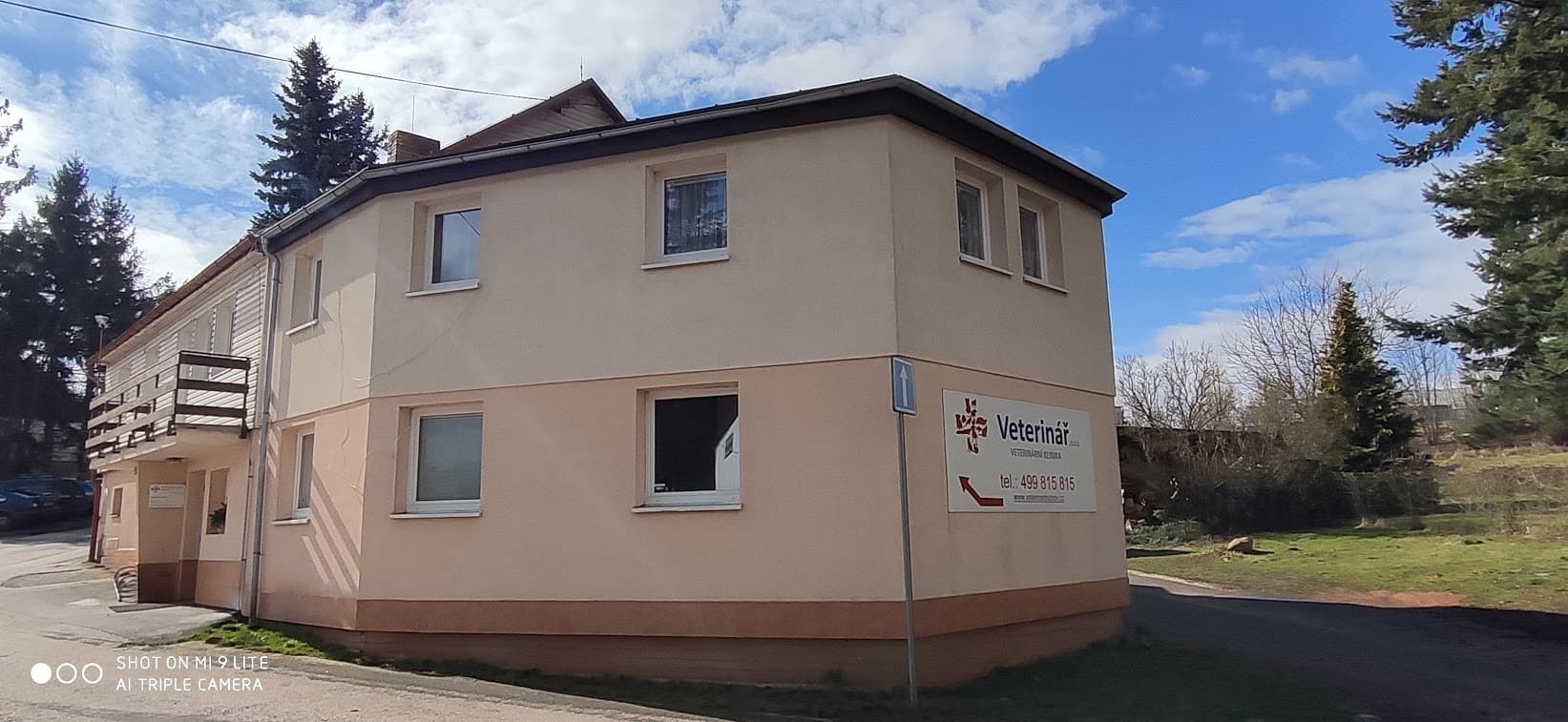 Budova s logem naší ordinace z pohledu od příjezdu